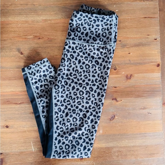 Stylish Gray Leopard Print Leggings - Picture 3 of 10
